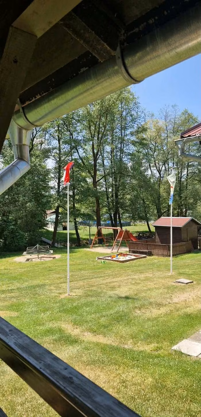 Dětské hřiště s prolézačkami a pískovištěm